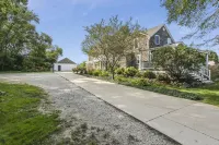 Hot Tub Relaxing Retreat. Large Group Gatherings! Business Travel. Hotels in Kenosha