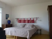 Studio sea view, wifi, spacious + balcony, near beach and shops