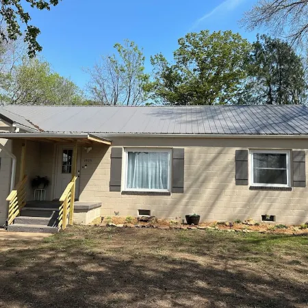 Cedar Bunkhouse close to all Ponca City amenities!