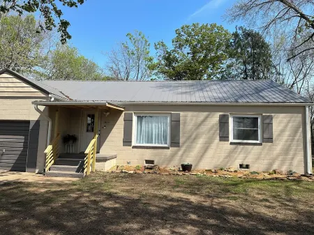 Cedar Bunkhouse close to all Ponca City amenities!