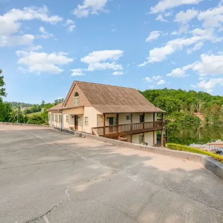 Beautiful Lakefront Home, Private Dock, Sleeps 16, 12 minutes to Ark Encounter