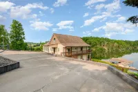 Beautiful Lakefront Home, Private Dock, Sleeps 16, 12 minutes to Ark Encounter Отели рядом с достопримечательностью «JB Miller Park»