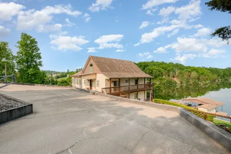 Beautiful Lakefront Home, Private Dock, Sleeps 16, 12 minutes to Ark Encounter