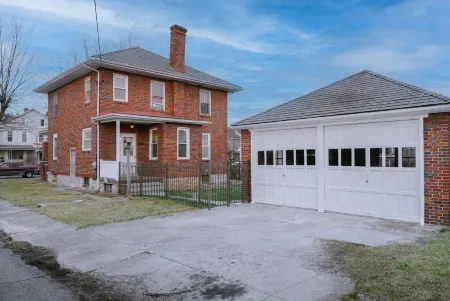 Pet Friendly! Firepit & Gameroom- Walk To Restaurants, 15 Mins To Hershey Park!