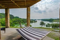 Lakefront Cabin with Stunning Mountain Views, Sleeps 6, on Douglas Lake - 4 stjerner