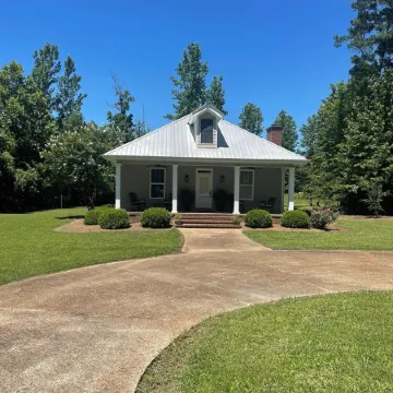 Cabin retreat on beautiful Lake Guntersville!  Perfect for families/fisherman!