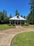Cabin retreat on beautiful Lake Guntersville!  Perfect for families/fisherman!