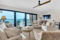 Awesome Place on Beach! Shops & Restaurants Close by!See Note on Sept-Dec Stays