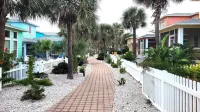 Seashell Escape--3 BR House in Village Walk, Sleeps 10, Near Beach, Dogs OK! Hotel in zona The Dunes Condominiums