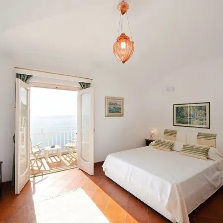 Elegant and central villa with private gated parking in Positano
