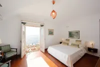 Elegant and central villa with private gated parking in Positano