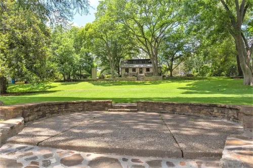 Amazing Private Riverfront! Rope swing, floating and concrete Dock! Sleeps 10!
