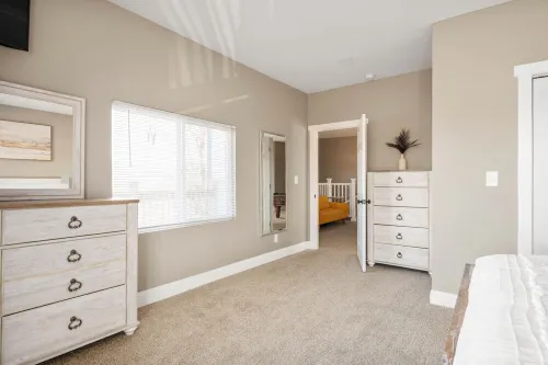 3 Mins to Downtown! Newly Remodel 2BR/2BR W/Jacuzzi & Deck - Bungalows