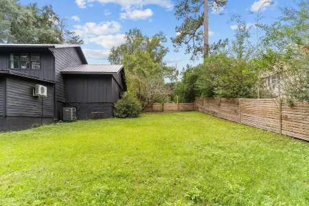 Spectacular 4 Bedroom with Outdoor Oasis!  No Cleaning Fee Отели рядом с достопримечательностью «Университет Северная Каролина в Уилмингтон»