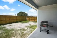 New Modern 5Br 3 King + 3 Queen + 2Full  BBQ + Pool