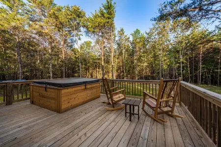 RUSTIC RETREAT w/ Hot Tub - Rest and Relaxation for the Entire Family Sleeps 14