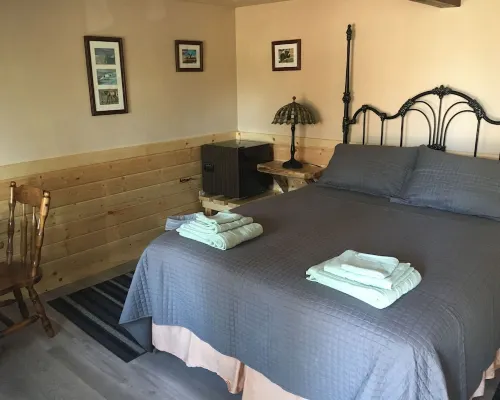 ASPEN--Personal sleeping cabin with shared kitchen/bathhouse Hotels in Cohoe