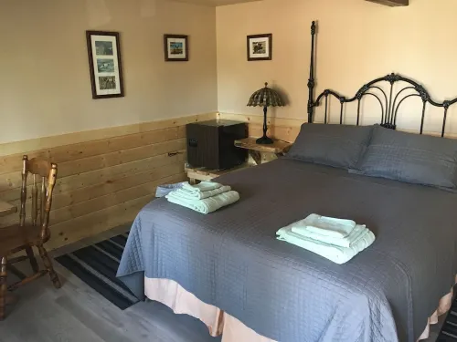 ASPEN--Personal sleeping cabin with shared kitchen/bathhouse