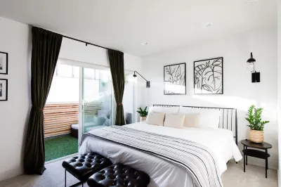 Exquisite views & property! Incredible 3 story + rooftop is waiting for you! Hotels in Eastlake