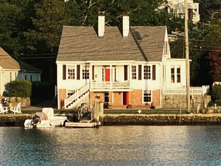 Riverbed, Romantic Waterfront Suite, walk to town<br><br>