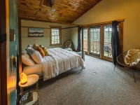 Adirondacks Getaway - Hiking Trails - Sauna - 5-Min from Lake - Pet-Friendly Hotels in Fulton County