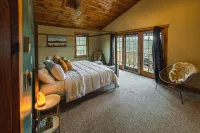 Adirondacks Getaway - Hiking Trails - Sauna - 5-Min from Lake - Pet-Friendly