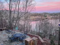 Pet friendly luxury lake view cottage fun themed Charming Beaver, New hot tub