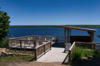Six bedroom lake front cabin with hot tub and outdoor fire pit