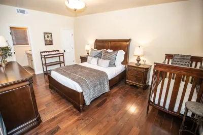 Secluded cabin on 20 beautiful, wooded acres. Hot tub, 3 fireplaces, pool table. Hotels near Nocturnal Wonderland