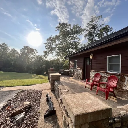 Secluded Cabin with Cozy Fireplace and Jetted Tub! 5-Minutes to Branson Landing
