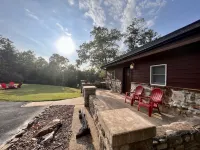Secluded Cabin with Cozy Fireplace and Jetted Tub! 5-Minutes to Branson Landing - シャレー