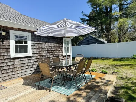 Coastal Cottage in Pocasset - 0.5 mile to beach Отели в г. Борн