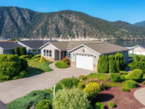 Wapato Point Pool Side Home Sleep 8, 3 Bed 2.5 Bath, Lake Views by Outdoor Pool Hotels in Manson
