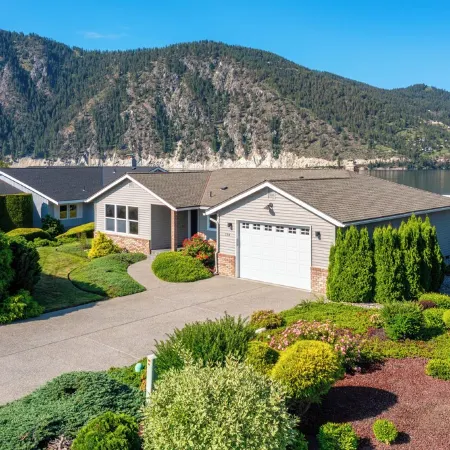 Wapato Point Pool Side Home Sleep 8, 3 Bed 2.5 Bath, Lake Views by Outdoor Pool