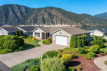 Wapato Point Pool Side Home Sleep 8, 3 Bed 2.5 Bath, Lake Views by Outdoor Pool