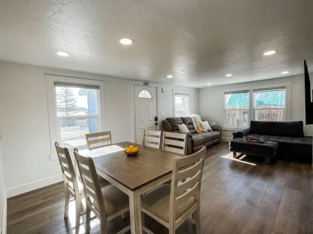 Newly remodeled cottage with King beds, and A/C