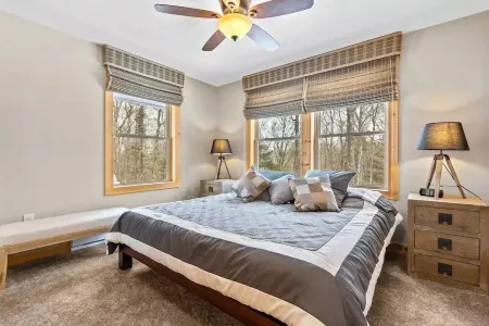 Cozy Retreat, Great for Large Groups and Family Gatherings with Hot Tub!