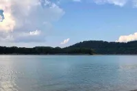 Eagle's Nest Cottage on Center Hill Lake with private path to the water's edge.
