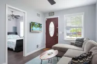 Private bkyd w/tiki Bar, Linens + towels included, Walk to beach. 4 beach badges