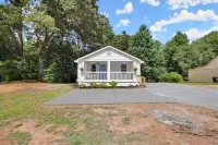 Beautiful 3BR/2Bath home with porch swing! WiFi and office space