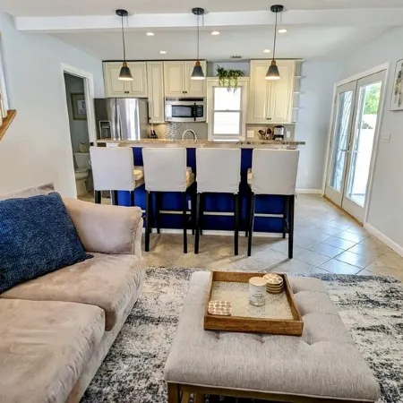 ONE block from the beach. Outdoor lounge seating, perfect for entertaining!