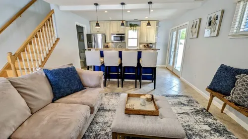 ONE block from the beach. Outdoor lounge seating, perfect for entertaining!