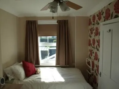 2 bedroomed cottage in Hythe, Kent, close to amenities and beach. Dogs welcome.  호텔