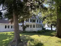 Breezy Cliff - Beautiful Lake Front House - 5+ BRs/3 sitting rooms/sauna/yoga