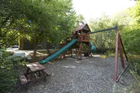 Canyon Lodge- - 8 Acres - Sleeps 10
