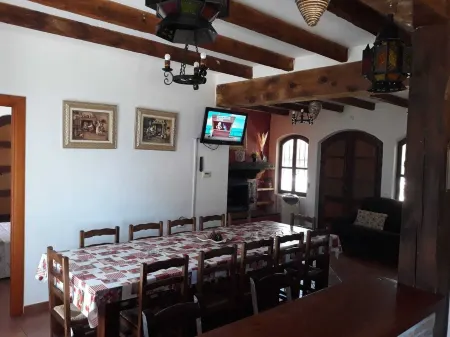 Detached villa with private pool and garden with outdoor games Отели в г. Кампо де Томельосо и Вальдепеньяс