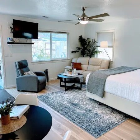 River Retreat Luxury King Studio with Jacuzzi Bath, Walkers Paradise,Near River.