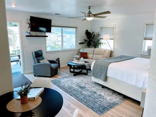 River Retreat Luxury King Studio with Jacuzzi bath, Kitchen, near river.