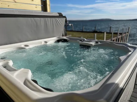 Lakefront - Amazing views! Private Hot Tub & Boat Slips. 12 mins to Ski Resorts!