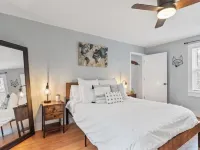 BOHO BUNGALOW - STEPS FROM HISTORIC DOWNTOWN APEX<br> Hotels in Apex